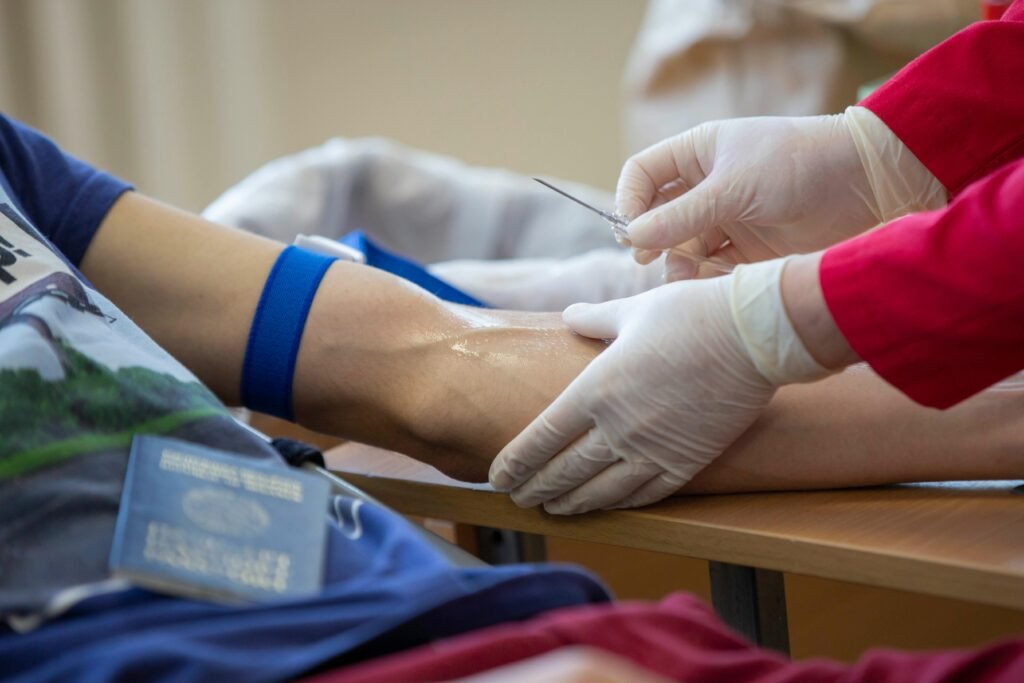 Professionele hulp bij katheterisatie en wondzorg in Nederland, met zorgvuldige opvolging om complicaties te voorkomen.